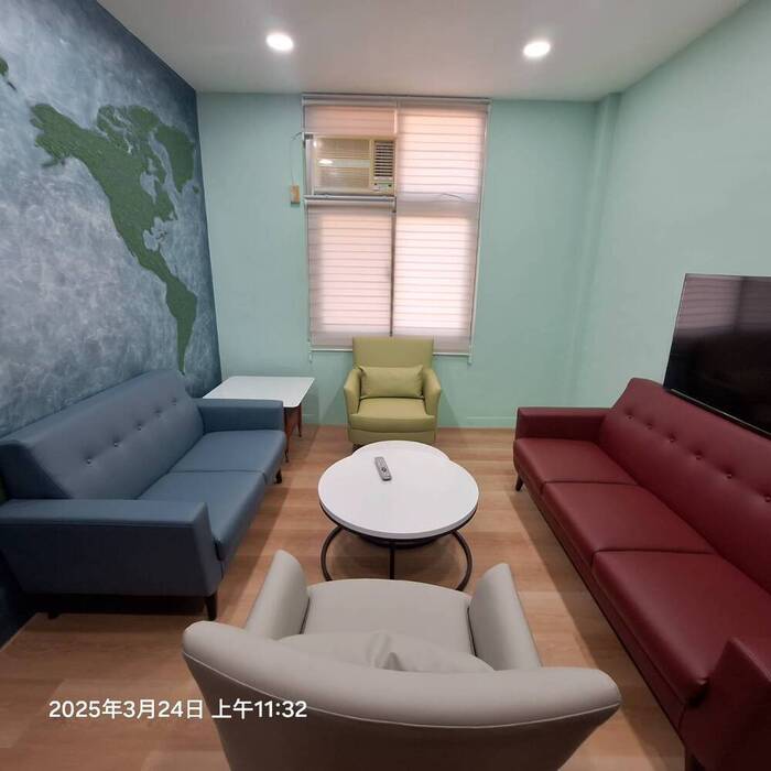 A bright and comfortable lounge environment that fosters faculty interaction and the sharing of teaching experiences.