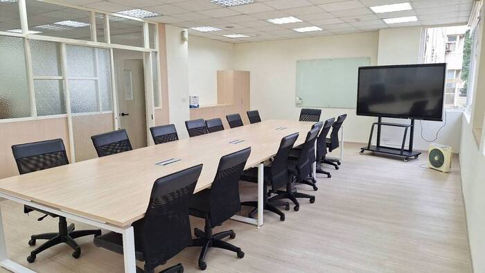 Seminar and Presentation Area: The multifunctional meeting space is equipped with an electronic whiteboard, offering faculty and administrative teams an efficient venue for communication and instructional presentations.
