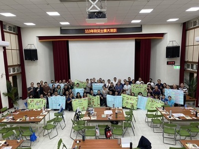 - Group Photo of Evacuation Planning Poster Presentation: All participants gathered for a commemorative photo showcasing their collaborative efforts in community shelter planning.
